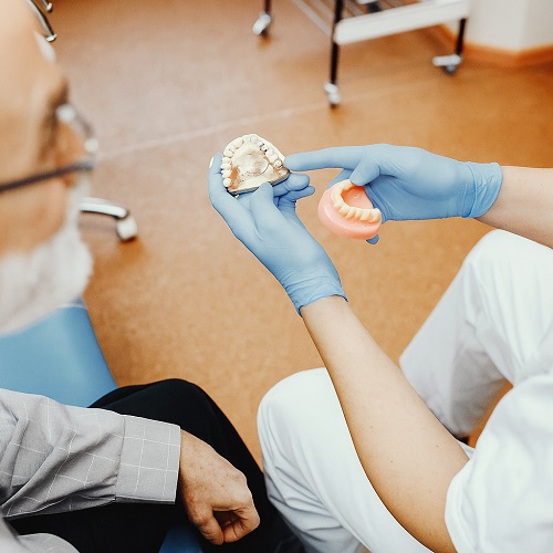 Potpuna rekonstrukcija sa implantima Fiksni ili mobilni implanti