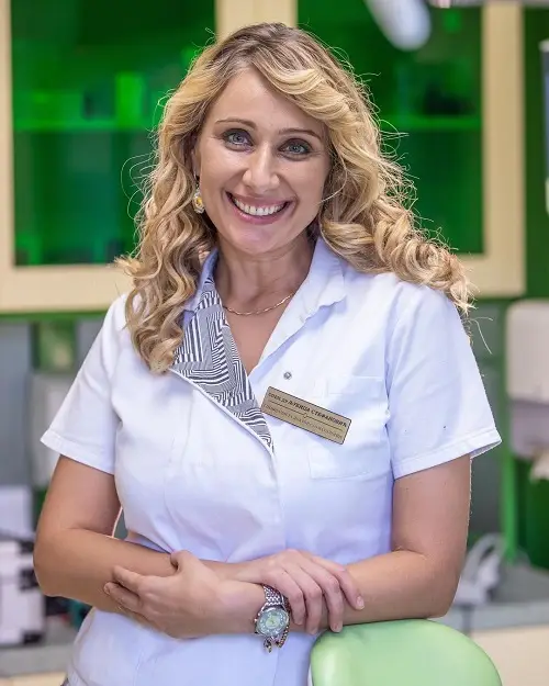 Dr Ljubica Stefanović, specijalista ortodoncije i osnivač ordinacije Dentib u Arilju. Preko 15 godina iskustva u stomatologiji.