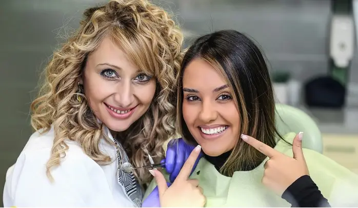 Dr Ljubica Stefanović, osnivač i stručnjak klinike Dentib, sa zadovoljnom pacijentkinjom nakon uspešne intervencije u Arilju. Vrhunska stomatologija za pacijente iz Srbije, dijaspore i celog Zlatiborskog okruga (Užice, Požega, Ivanjica, Čačak, Bajina Bašta).