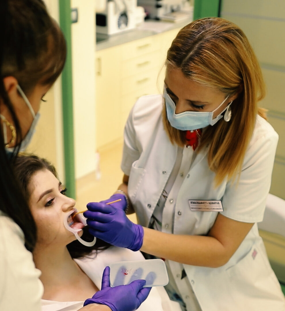 Dr Ljubica Stefanović izvodi tretman estetske stomatologije u ordinaciji Dentib Arilje uz upotrebu savremene zaštitne opreme.