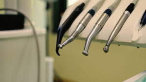 Savremena stomatološka oprema i najnovija tehnologija za bezbolne intervencije u klinici Dentib kod dr Ljubice Stefanović u Arilju. Vrhunski evropski standardi za pacijente iz Srbije, dijaspore i celog Zlatiborskog okruga (Užice, Požega, Ivanjica, Čačak, Bajina Bašta).