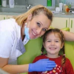 Mlečni zubi - Dr Ljubica Stefanović sa malim pacijentom u ordinaciji Dentib Arilje – bezbolna dečija stomatologija i prvi pregled kod zubara.