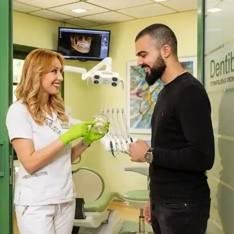 Doktorka Ljubica Stefanović u stomatološkoj ordinaciji Dentib, koristeći prozirni anatomski model vilice, objašnjava pacijentu sa bradom ključnu vezu između umnjaka i fiksne proteze, ukazujući na potencijalni pritisak umnjaka na poravnate zube