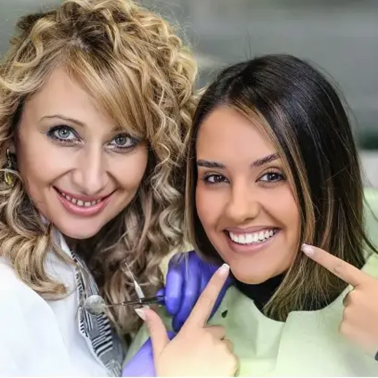 Dr Ljubica Stefanović, osnivač i stručnjak klinike Dentib, sa zadovoljnom pacijentkinjom nakon uspešne intervencije u Arilju. Vrhunska stomatologija za pacijente iz Srbije, dijaspore i celog Zlatiborskog okruga (Užice, Požega, Ivanjica, Čačak, Bajina Bašta).