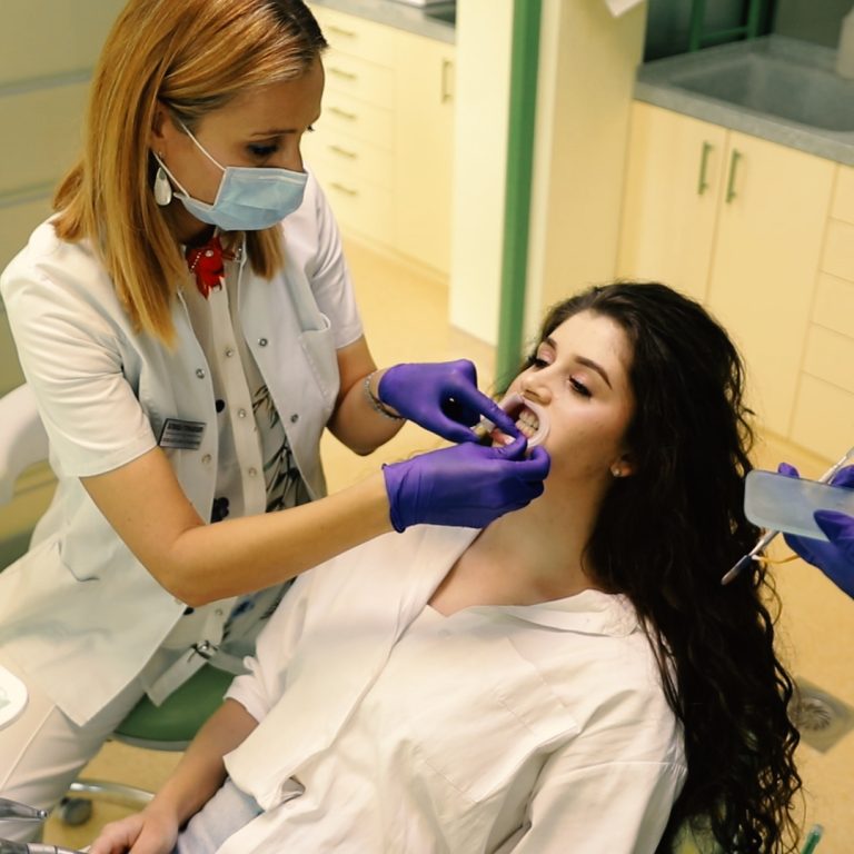 Beljenje zuba u ordinaciji Dentib. Vratite osmehu blistav sjaj i samopouzdanje bezbednim metodama pod nadzorom stručnjaka. ✨